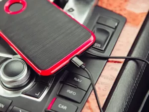 ¿Qué pasa cuando cargamos el móvil en el coche?